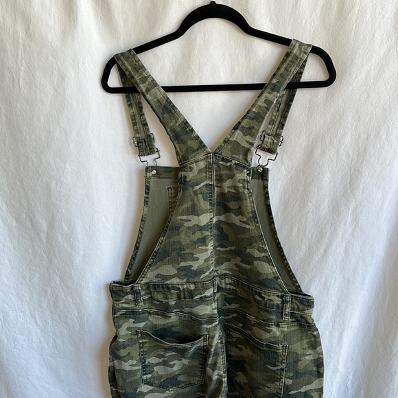 No Boundaries ‘80s style green camo overalls, size XL 15–17) - Picture 4 of 7